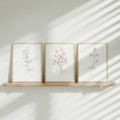 Doğal Ahşap Çerçeveli UV Baskı 3'lü Pembe Çiçekli Tablo Seti – Modern & Şık Duvar Dekoru