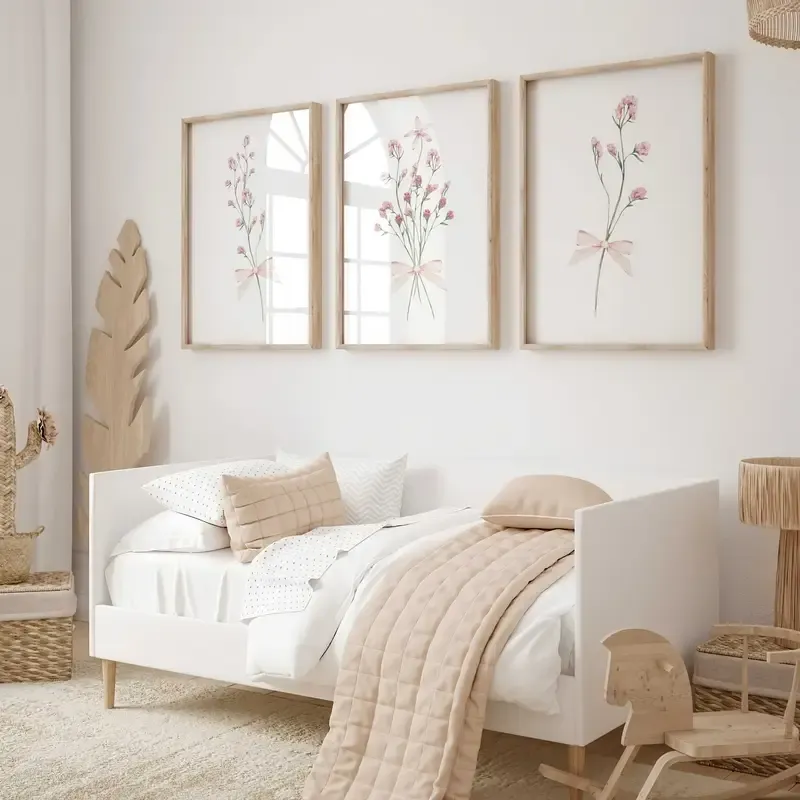 Doğal Ahşap Çerçeveli UV Baskı 3'lü Pembe Çiçekli Tablo Seti – Modern & Şık Duvar Dekoru