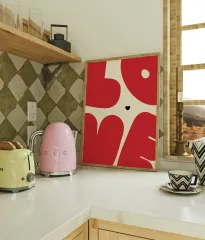 Doğal Ahşap Çerçeveli UV Baskı Kırmızı Love Desenli Tablo Seti – Modern & Şık Duvar Dekoru